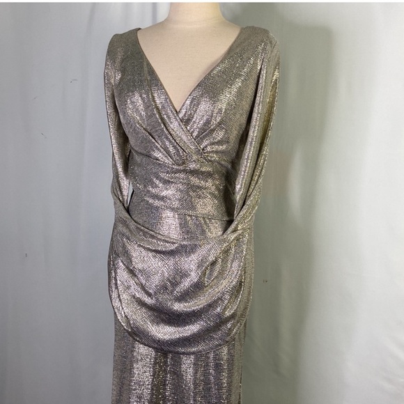 Betsy & Adam Metallic Cape-Sleeve Gown
Silver - Size 6 - Picture 7 of 10